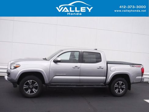 Used 2017 Toyota Tacoma TRD Sport image 2