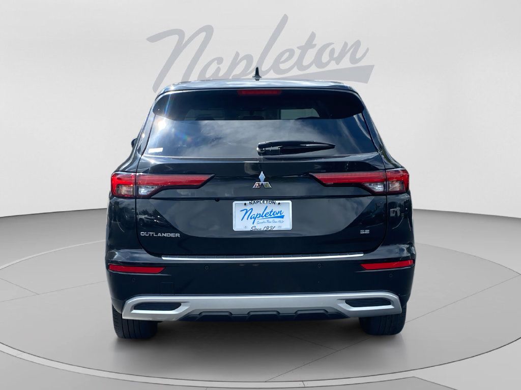 Used 2024 Mitsubishi Outlander SE Black Edition FWD image 4