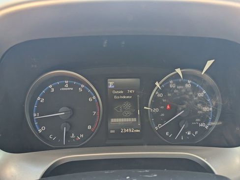 Used 2018 Toyota RAV4 LE FWD image 6