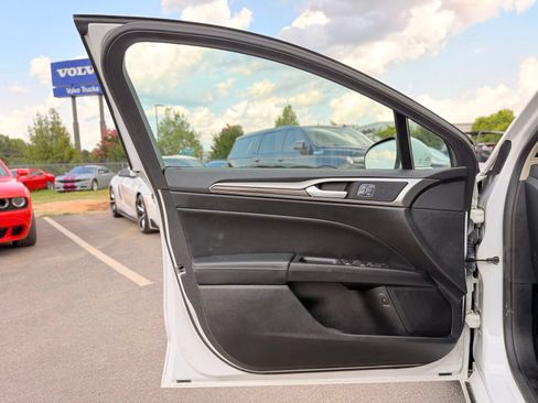 Used 2018 Ford Fusion SE w/ Equipment Group 602A FWD image 12