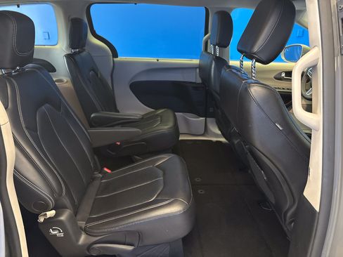 Used 2022 Chrysler Pacifica Touring-L FWD image 25