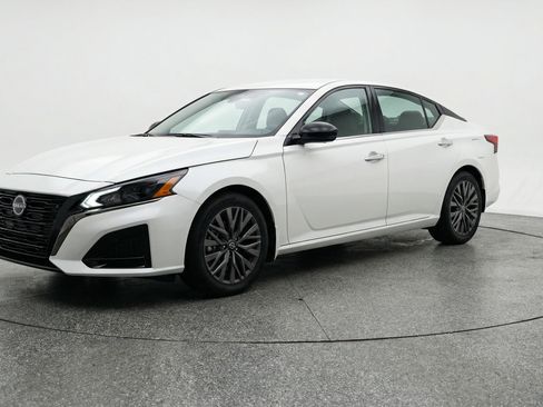 Used 2025 Nissan Altima 2.5 SV FWD image 3