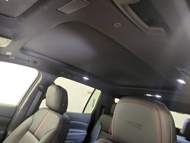 Used 2025 Chevrolet Traverse RS FWD image 28