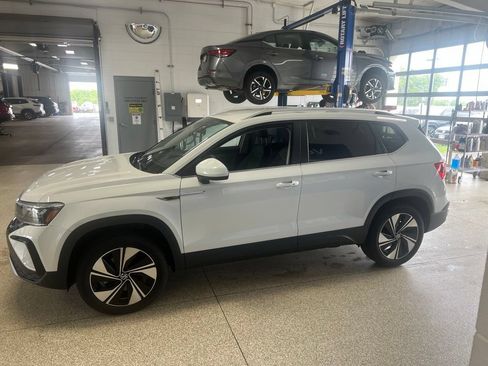 Used 2024 Volkswagen Taos SE AWD/4WD image 2