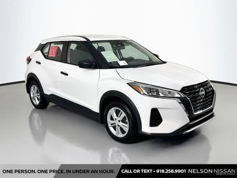 Certified 2025 Nissan Kicks Play S FWD image 3