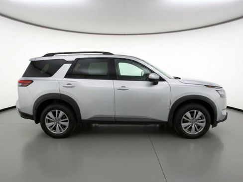Used 2025 Nissan Pathfinder SV image 11