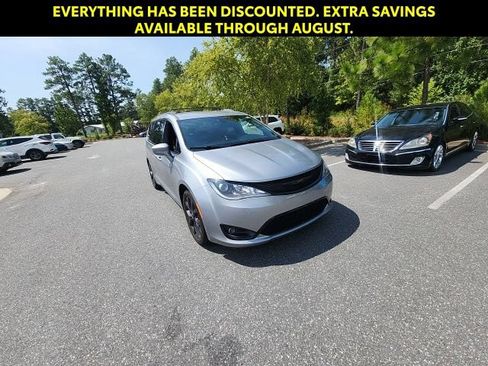Used 2020 Chrysler Pacifica Touring-L w/ S Appearance Package FWD image 3