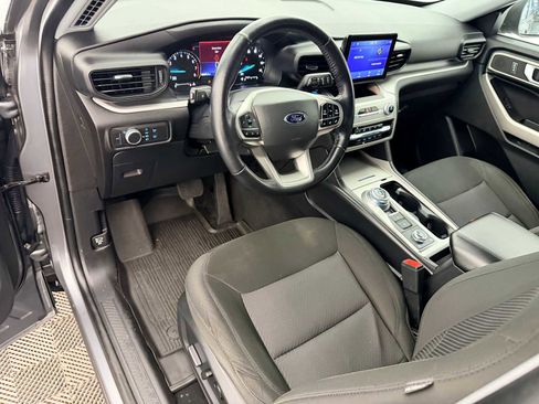 Used 2022 Ford Explorer XLT image 2
