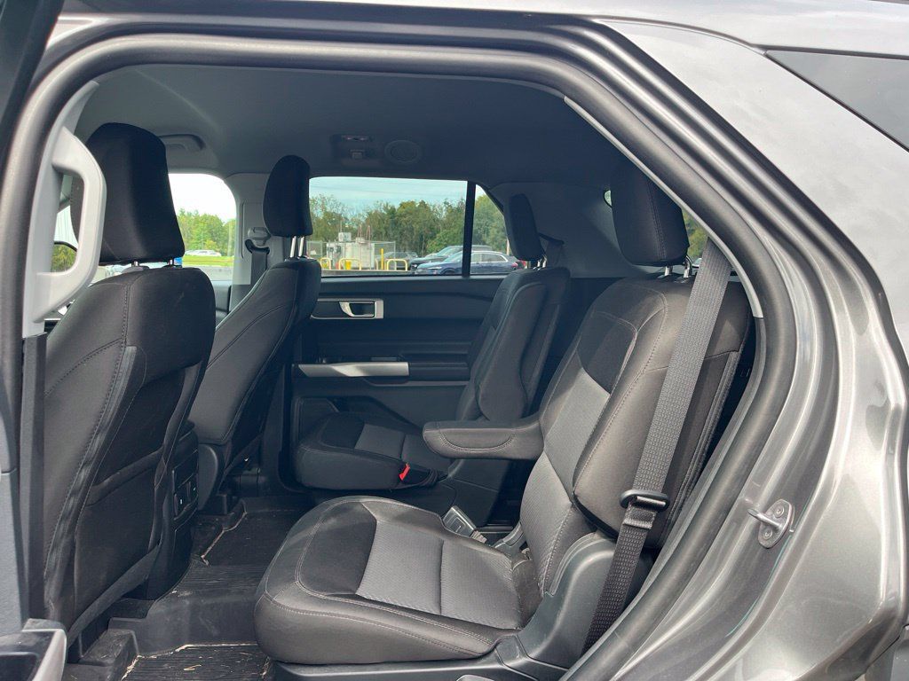 Used 2023 Ford Explorer XLT AWD/4WD image 8
