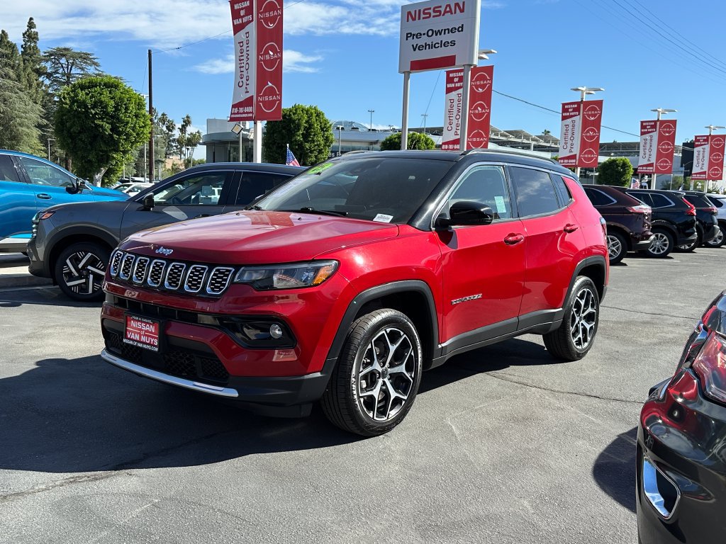 Used 2025 Jeep Compass Limited AWD/4WD image 2