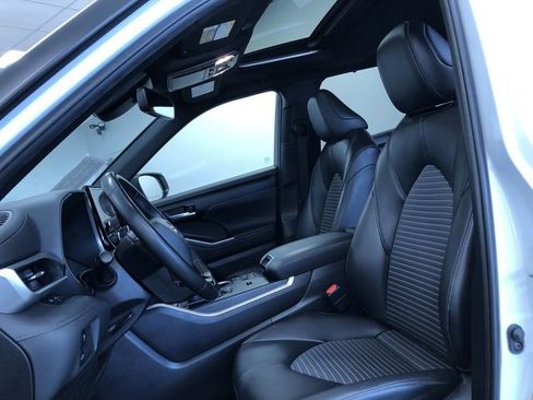 Used 2023 Toyota Highlander XSE FWD image 21