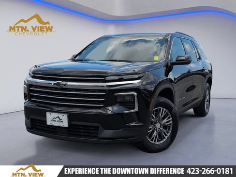 Used 2024 Chevrolet Traverse LT FWD image 1