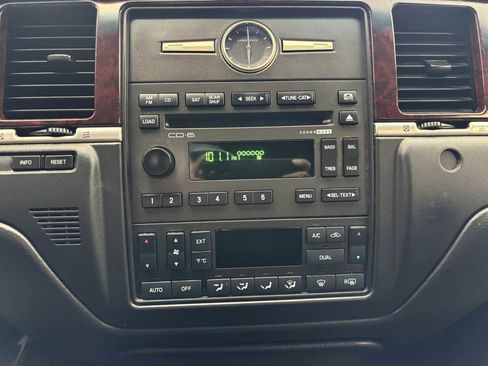 Used 2009 Lincoln Town Car Signature Limited image 15