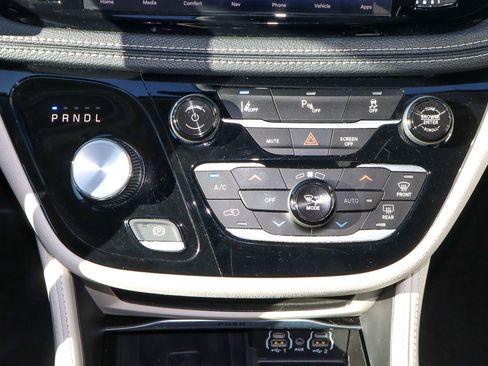 Used 2023 Chrysler Pacifica Limited image 25