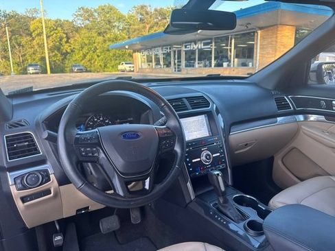 Used 2017 Ford Explorer Limited w/ Equipment Group 301A FWD image 13