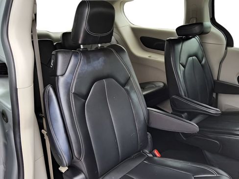 Used 2024 Chrysler Pacifica Touring-L FWD image 39