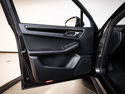 Certified 2026 Porsche Macan AWD/4WD image 23