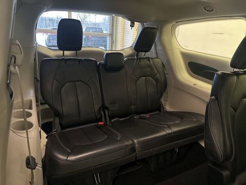 Used 2023 Chrysler Pacifica Touring-L image 21