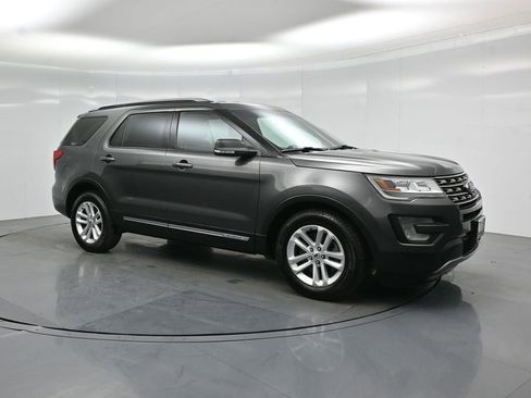 Certified 2017 Ford Explorer XLT w/ Equipment Group 202A FWD image 27