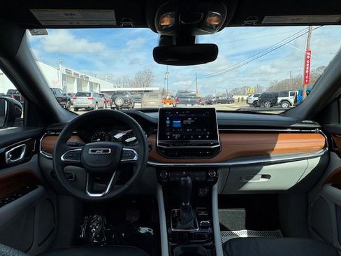 Used 2023 Jeep Compass Limited image 11