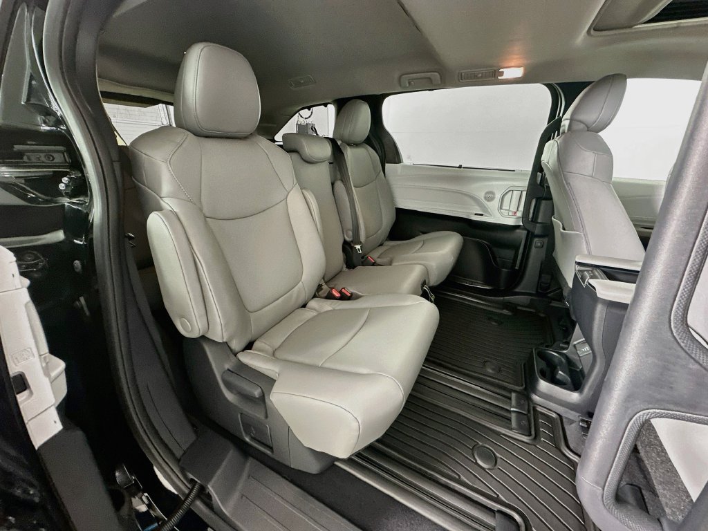 Used 2026 Toyota Sienna XLE FWD image 27