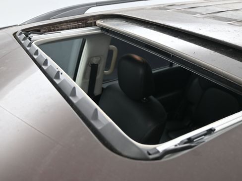 Used 2021 Nissan Armada SL w/ Captain's Chairs Package image 25