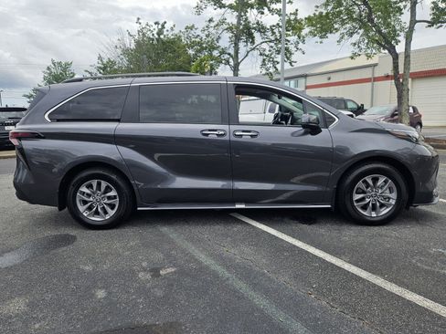 Certified 2025 Toyota Sienna XLE FWD image 4