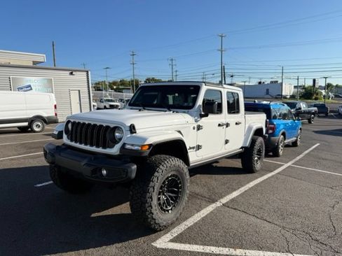Used 2024 Jeep Gladiator Sport AWD/4WD image 2