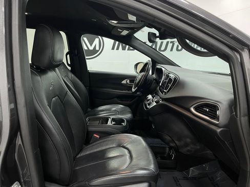 Used 2020 Chrysler Pacifica Touring-L w/ Advanced Safetytec Group image 34