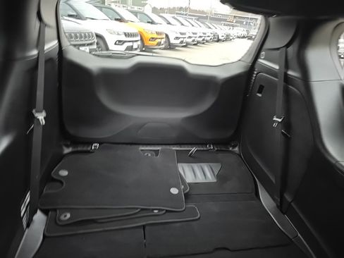 Used 2025 Chrysler Pacifica Select image 14