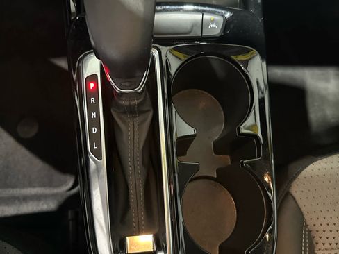 Used 2025 Chevrolet Trax LT w/ LT Convenience Package image 18