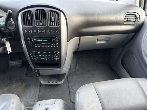 Used 2005 Chrysler Town & Country Touring w/ Luxury Group image 23