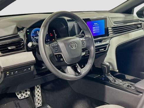 Used 2025 Toyota Camry SE w/ Convenience Package FWD image 7