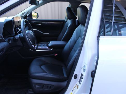 Used 2023 Toyota Highlander Limited FWD image 32