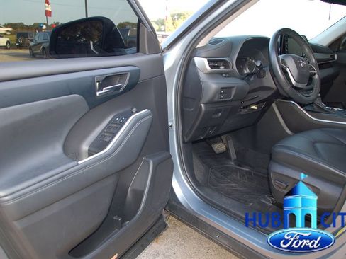 Used 2022 Toyota Highlander XLE FWD image 11