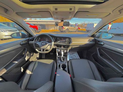 Used 2019 Volkswagen Jetta SE w/ Cold Weather Package image 20