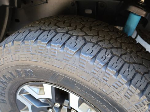 Used 2016 Toyota Tacoma TRD Off-Road w/ Premium & Technology Package AWD/4WD image 8