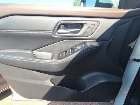 Used 2022 Nissan Rogue SL AWD/4WD image 11