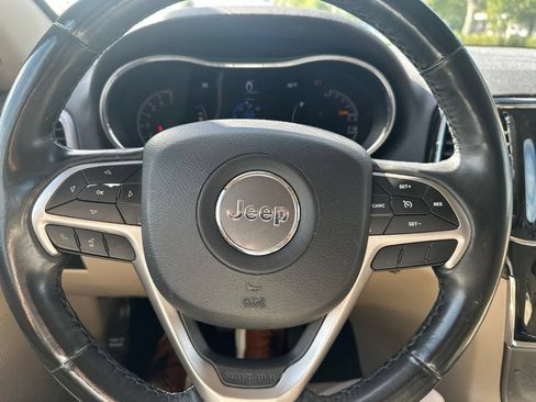 Used 2019 Jeep Grand Cherokee Laredo w/ 18" Wheel & 8.4" Radio Group AWD/4WD image 17