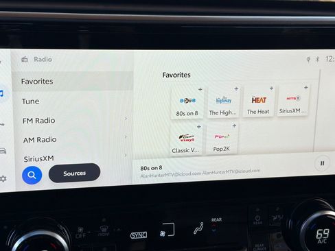 Used 2023 Toyota Highlander Limited image 19