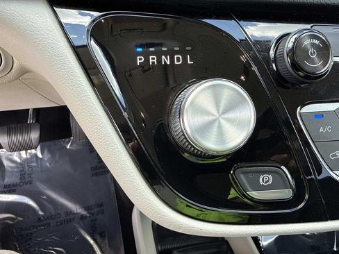 Used 2018 Chrysler Pacifica Touring-L w/ Tire & Wheel Group FWD image 31