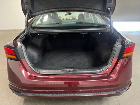 Used 2024 Nissan Altima 2.5 SV FWD image 17