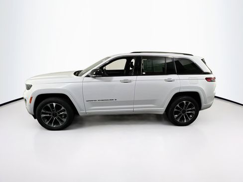 Used 2022 Jeep Grand Cherokee Overland w/ Luxury Tech Group IV AWD/4WD image 8