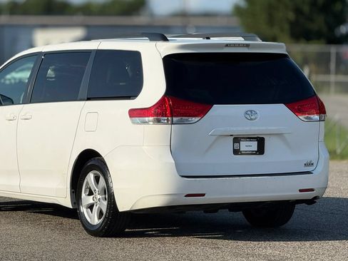 Used 2012 Toyota Sienna LE FWD image 16