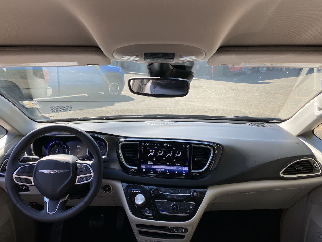 Used 2023 Chrysler Pacifica Touring-L FWD image 12