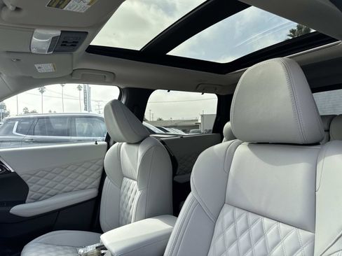 New 2025 Mitsubishi Outlander SEL image 18