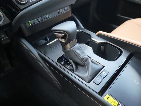 Used 2025 Lexus ES 300h w/ Premium Package image 29