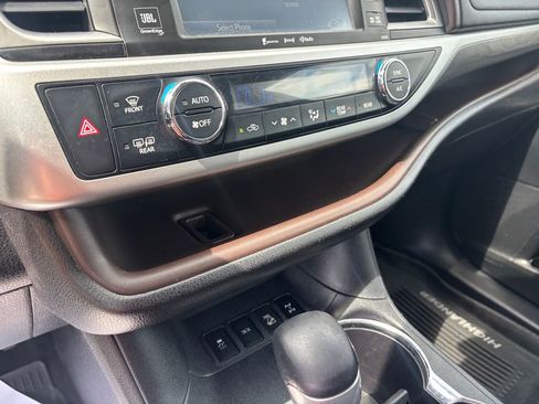 Used 2017 Toyota Highlander Limited AWD/4WD image 18