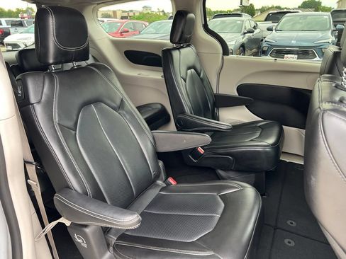 Used 2023 Chrysler Pacifica Touring-L FWD image 38