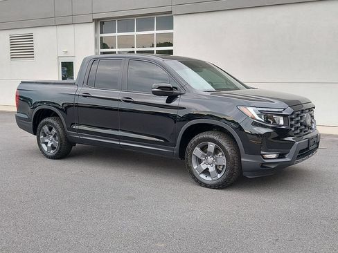 Used 2025 Honda Ridgeline TrailSport image 2
